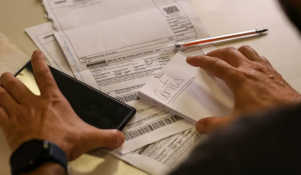 Salário mínimo sobe para R$ 1.621 e novo valor começa a cair na conta dos trabalhadores