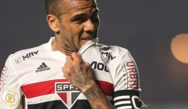 Em evento religioso, ex-jogador Daniel Alves diz que Cristo o 
