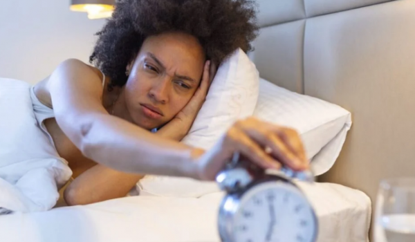 Acorda cansado mesmo dormindo bem? Entenda as causas e veja como recuperar a energia
