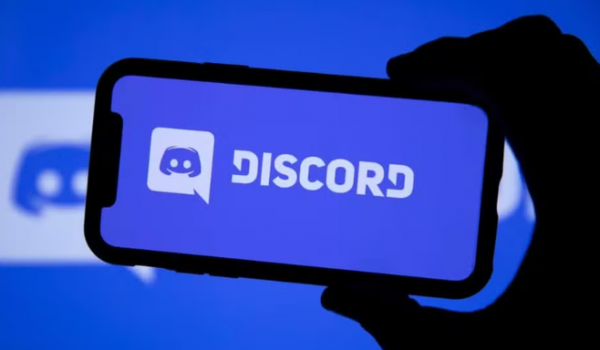 Zema critica suspensão de lives no Discord e atribui medida à pressão de Janja