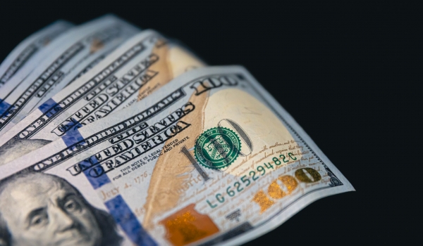 DÓLAR CAI PELA 11ª VEZ E TEM MAIOR SEQUÊNCIA DE QUEDAS EM 20 ANOS