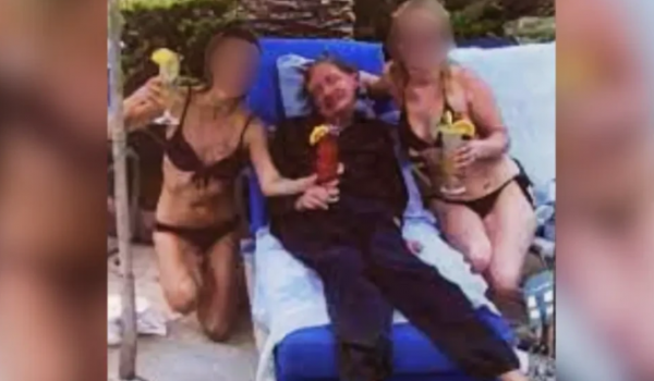 Fotos dos arquivos de Epstein mostram Stephen Hawking em ilha privada no Caribe