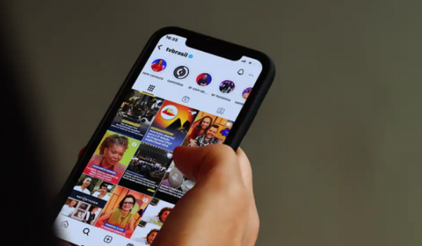 Estudo aponta que redes sociais ampliam polarização e mudam relação dos jovens com a política
