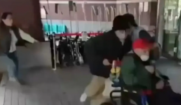 Filhos retiram milionário de 102 anos à força de hospital após casamento secreto com cuidadora em Taiwan