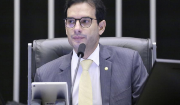 Fim da escala 6x1 pode começar a valer ainda em 2026, diz relator da PEC