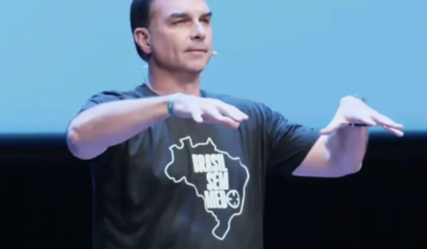 Flávio Bolsonaro apresenta plano de segurança com castração química para estupradores e redução da maioridade penal