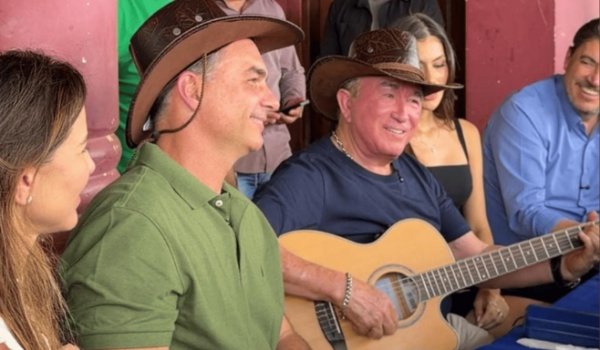 Flávio Bolsonaro visita fazenda de Amado Batista em Goiás 