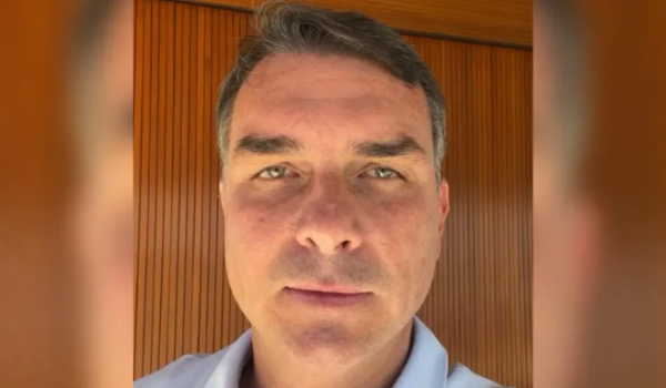 Flávio Bolsonaro volta a pedir desculpas a Michelle e prega união em defesa do Brasil