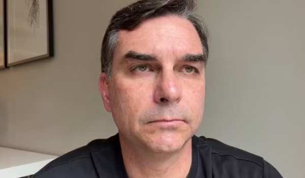 Flávio Bolsonaro defende EUA e diz que Lula 'lambe as botas da China'