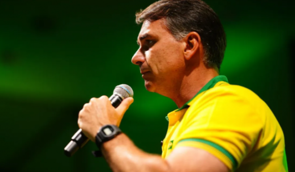 Flávio Bolsonaro prepara estratégia para debates do segundo turno com foco em propostas e críticas pontuais a Lula