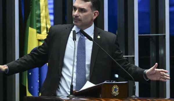 Flávio Bolsonaro diz que acionará OAB após Moraes suspender visitas ao ex-presidente Jair Bolsonaro