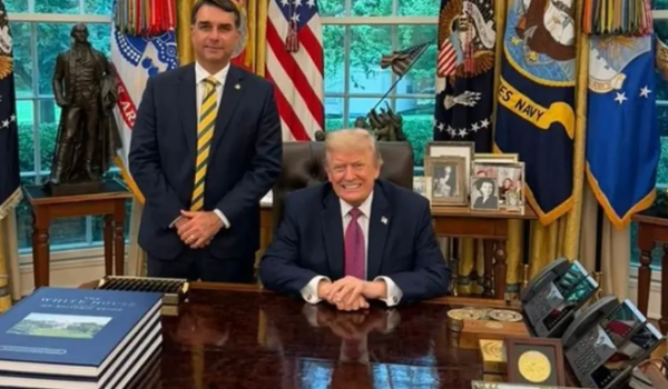Flávio Bolsonaro se reúne com Trump na Casa Branca