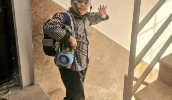 Foto de menino que acenou para a mãe antes da aula viraliza após ataque a escola no Irã