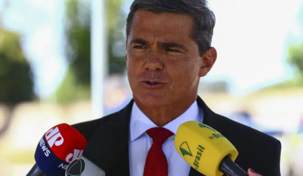 General diz que visitou acampamento como 