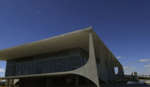 GOVERNO LULA AVALIA REDUZIR TARIFA DE IMPORTAÇÃO DO ETANOL PARA NEGOCIAR COM OS EUA