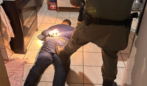 Homem é preso após incendiar casa da ex-companheira no Setor Dona Gercina, em Rio Verde