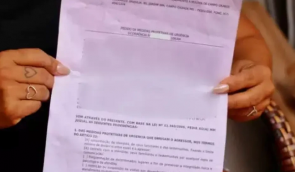 Homem invade casa da ex, rasga medida protetiva e coloca papel na boca da vítima em MS