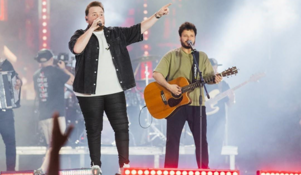 Luiz Cláudio & Giuliano reúnem 25 mil pessoas em show no Verão Maior Paraná 