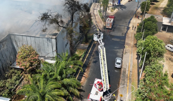 Incêndio em edificação no Setor Jaó mobiliza Corpo de Bombeiros em Goiânia