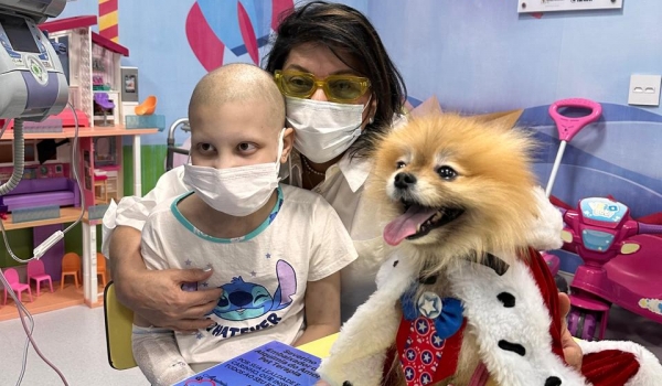 Roberta Miranda e mascote Severino visitam crianças em hospital de Santo André
