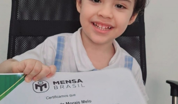 Menino com QI de 132 entra  para sociedade de superdotados e domina quatro idiomas aos dois anos