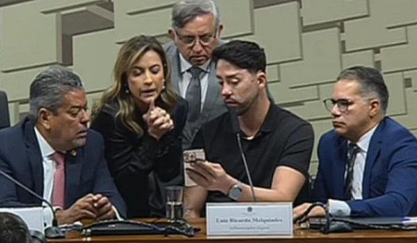 Influenciador joga Tigrinho ao vivo em CPI e fatura R$ 100 com aposta de R$ 4