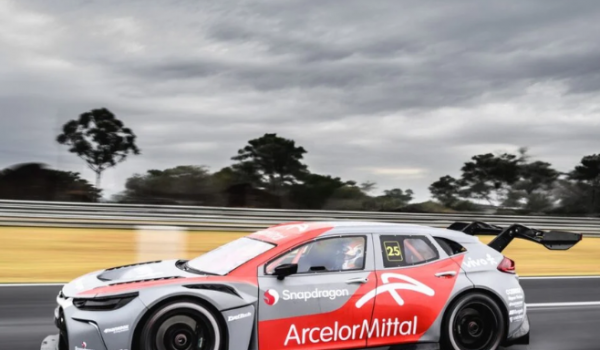SUVs invadem Interlagos: Stock Car inicia temporada 2025 com nova geração de carros e alta tecnologia