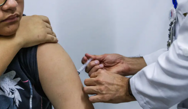 Jovens de 15 a 19 anos ganham mais prazo para tomar vacina contra o HPV pelo SUS
