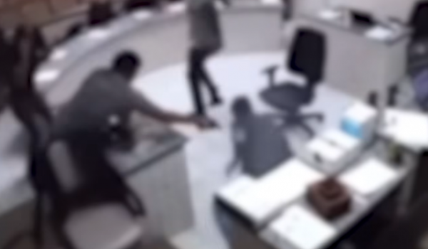 Homem que atirou em réu durante júri é absolvido por clemência em Pernambuco