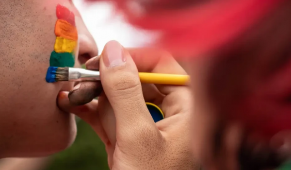 Justiça de Goiás autoriza alteração de nome e gênero para pessoa não binária em Valparaíso