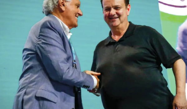 Caiado brinca com cochilo de Kassab em debate: 