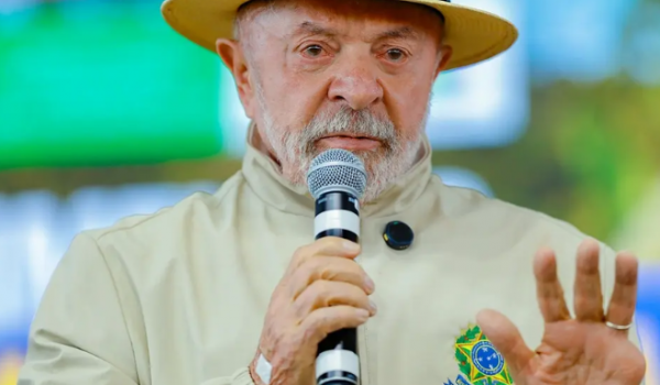 Lula faz gesto com dedo do meio durante discurso no Planalto ao defender acesso de pobres a tratamentos de saúde
