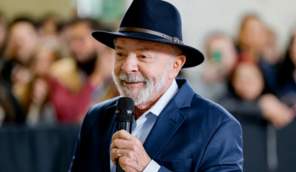 Lula critica retorno da Seleção após eliminação: 
