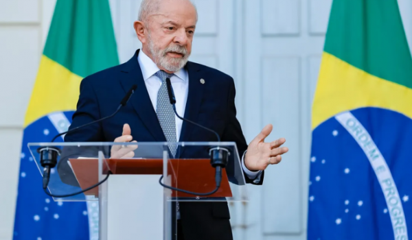 Governo Lula vê articulação entre Milei e Trump para influenciar eleições brasileiras em favor de Flávio Bolsonaro