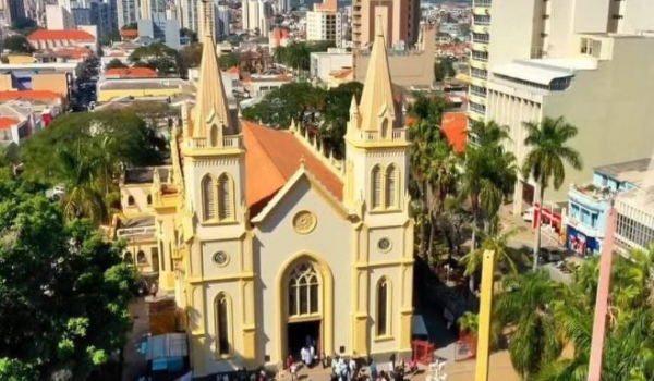 Médica joga spray de pimenta em família durante missa e é presa em SP