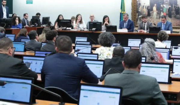 Maioridade penal e regulação da IA devem movimentar Câmara dos Deputados nesta terça (09)