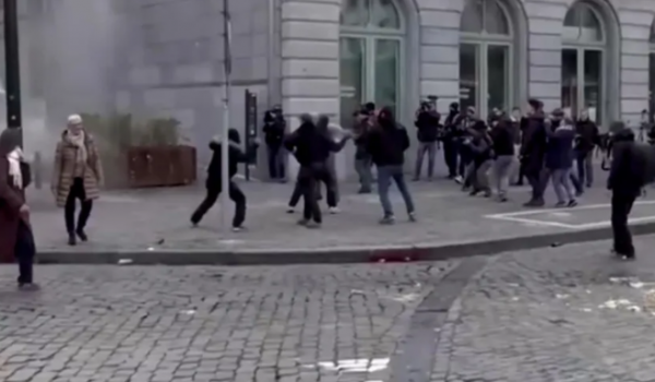 Manifestantes contra acordo Mercosul atacam polícia com bombas na Bélgica 