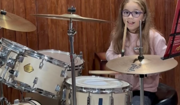 Menina de 8 anos impressiona na bateria e recebe elogio de Pitty