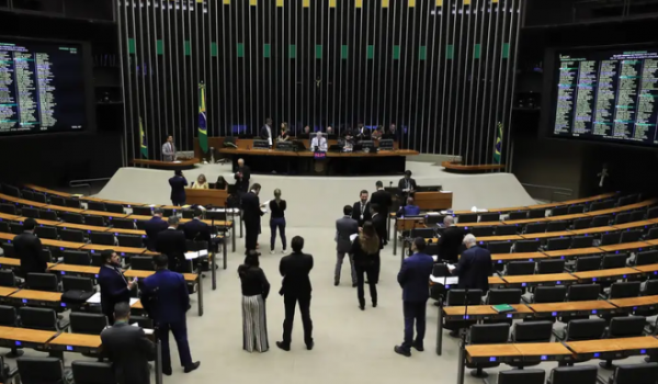 Minirreforma eleitoral é aprovada na Câmara e gera críticas por flexibilizar punições a partidos