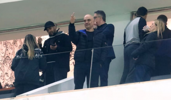 Alexandre de Moraes faz gesto obsceno a bolsonaristas durante clássico em SP; veja foto