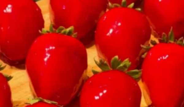 Morango do amor viraliza nas redes e vira o novo queridinho das docerias; aprenda a receita