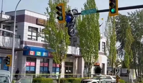 Motocicleta fica pendurada em semáforo após colisão e cena impressiona moradores no Canadá