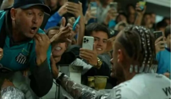 Neymar discute com torcedor após derrota do Santos na Vila