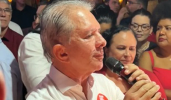 Pai de Hugo Motta é vaiado durante convenção do PT na Paraíba
