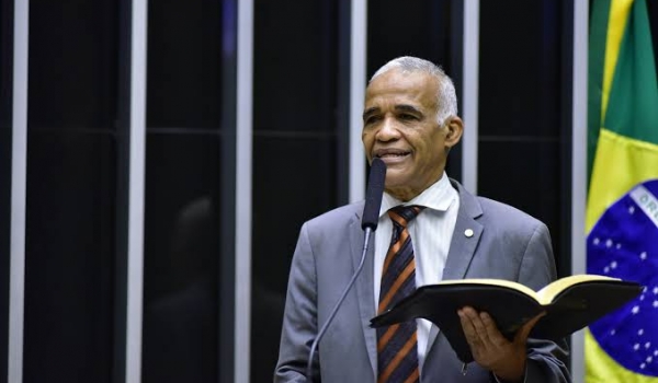 Pastor e deputado Sargento Isidório viraliza ao ensinar homem a andar de moto sem 'roçar'