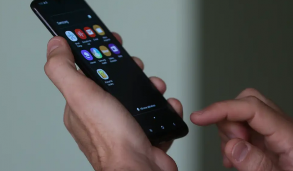 Pesquisa aponta que restrição ao uso de celular em sala aumenta atenção dos alunos