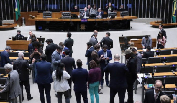 Câmara aprova MP que reforça piso do frete e anistia a multas de caminhoneiros nas eleições de 2022