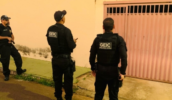 Polícia prende ex-funcionária por fraudar pagamentos de empresa