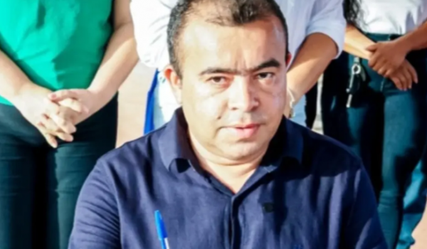 Prefeito de Maranhão é acusado de ameaçar demitir servidores que não apoiarem Flávio Bolsonaro