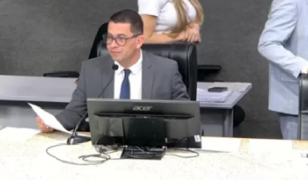 Presidente da Câmara de Vitória é flagrado xingando após sessão com microfone ligado; confira